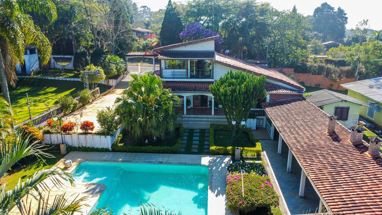 Luxuosa Chácara em Ibiúna-SP: 7 Suítes, Piscina, Pomar e Muito Mais em 2.000m²!