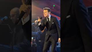 This is the photo of Luis Miguel in which they say he looks impressive... they changed it