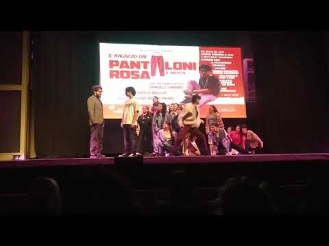 Video Showcase della scena clou del musical Il ragazzo dai pantaloni rosa al Sistina dal 20 febbraio