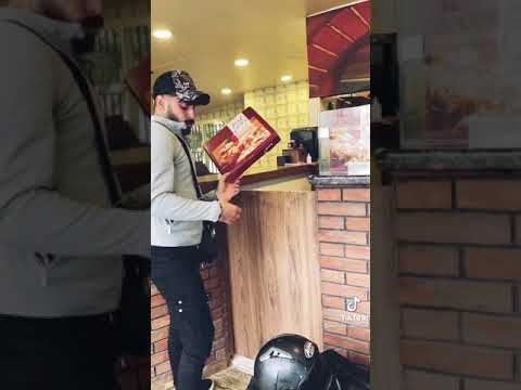 قصة شب دلفري حكالي ياها حبيت اصورها وصل وجعو فوق مالو متغرب على فكرا لأسف في كتير بل المجتمع ا