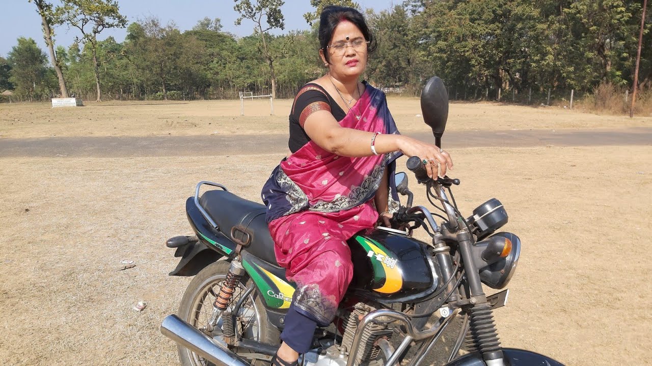 How to kick start and ride with wearing saree and heels shoes   साड़ी पहन कर बाईक चलाये||हिल पहन कर
