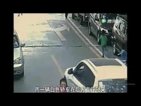 两名小孩正在追逐嬉戏，突然监控拍下了恐怖一幕！ ! ! !