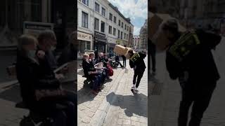 PRANK: Falling Boxes Prank à Bruxelles 👮‍♂️🤣📦