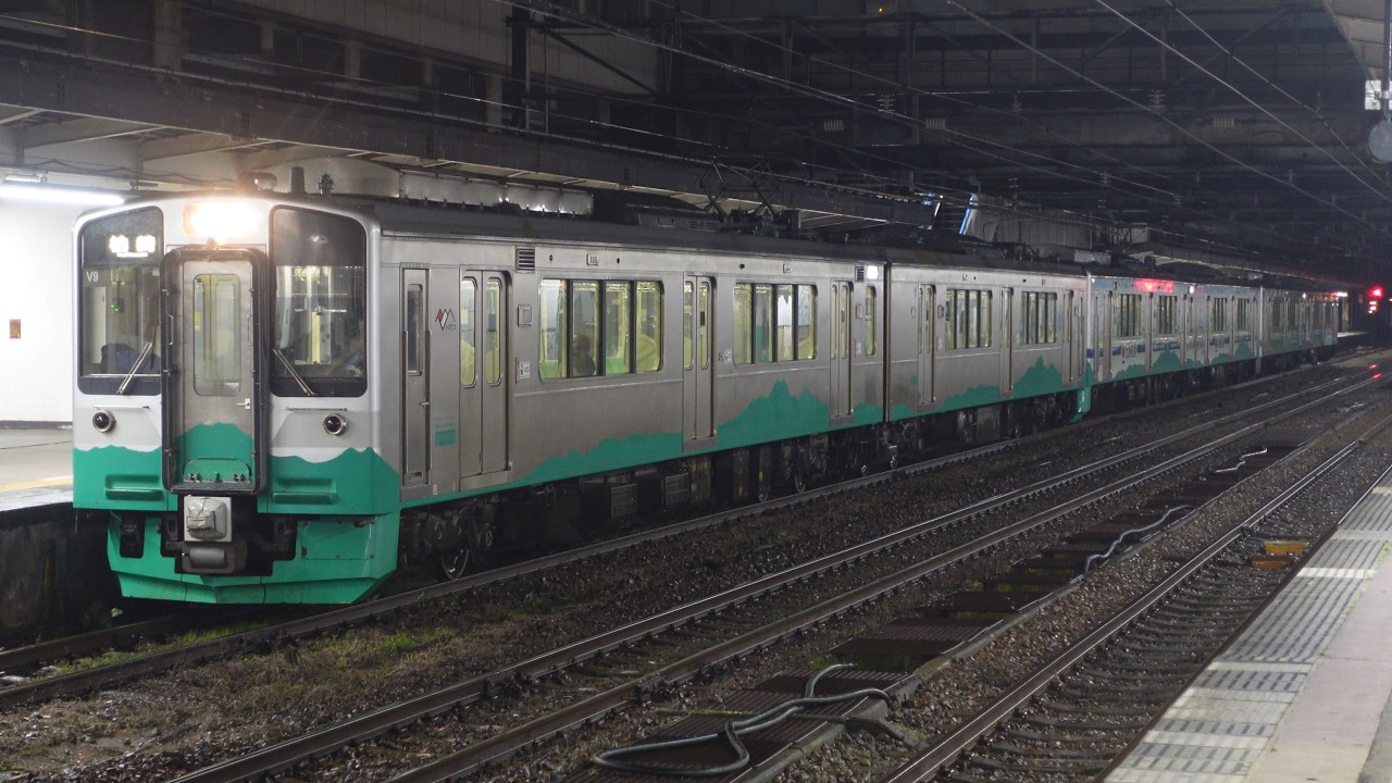 ET127系V9編成+V2編成+V3編成 普通 柏崎行 長岡駅発車