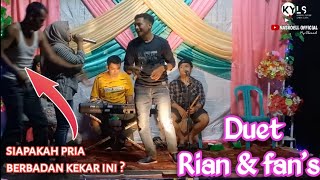 seorang pria berbadan kekar tiba tiba naik ke panggung saat Rian modjoe berduet dengan fan'snya !!!😱