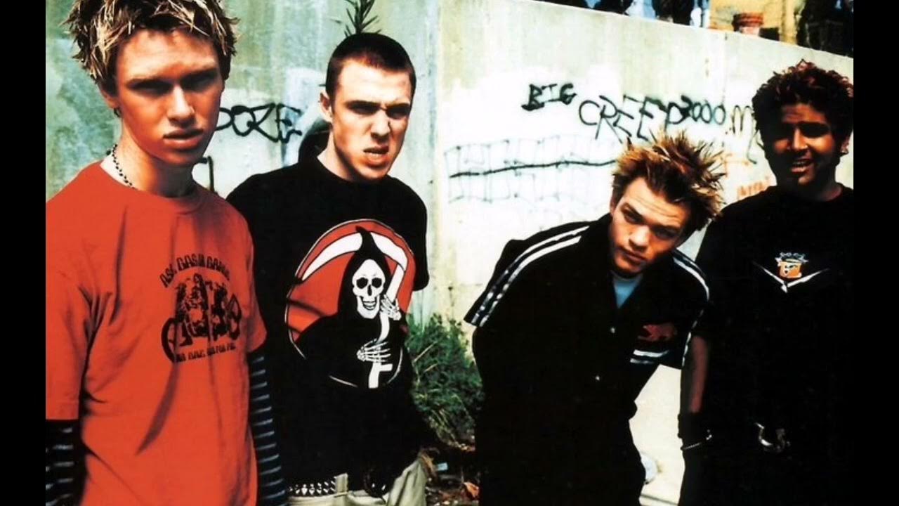 Панки 2000. Поп рок 2000. Группа fall out boy. Группа blink-182 молодые. Green day minority.