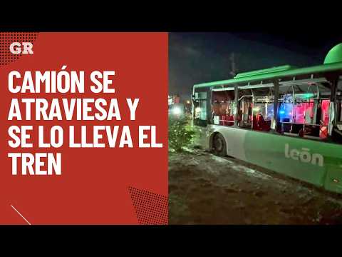 Bus gets hit by train after crossing tracks | Monterrey