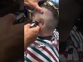 الراجل بيشيل ودنه عشان الحلاق