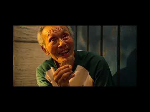 Кадр: Ки Хун и старик Иль Нам играют в шарики — «Игра в кальмара»