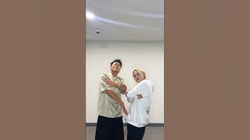 필릭스의 #WalkinOnWater Challenge 💦 w/ #박진영 #JYPark PD님!⭐ #StrayKids #스트레이키즈 #필릭스 #Felix #合 #HOP