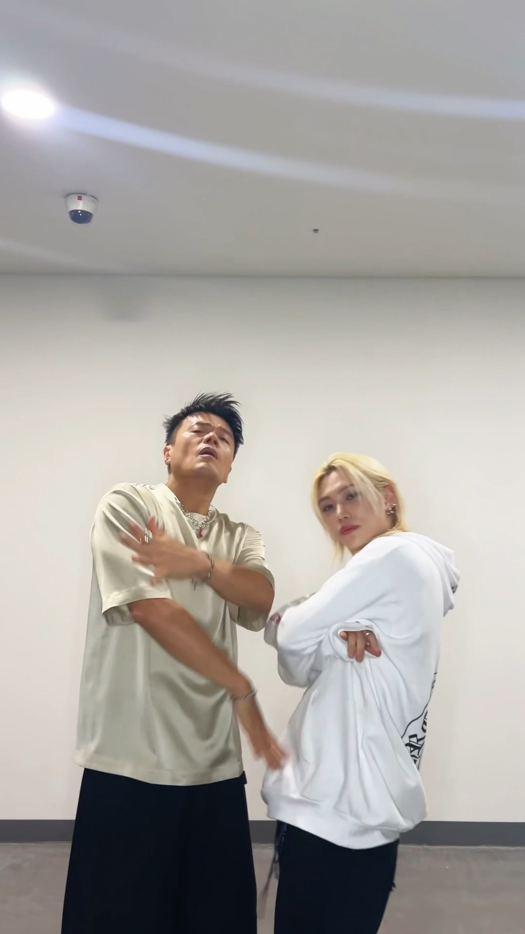 필릭스의 #WalkinOnWater Challenge ? w/ #박진영 #JYPark PD님!⭐ #StrayKids #스트레이키즈 #필릭스 #Felix #合 #HOP