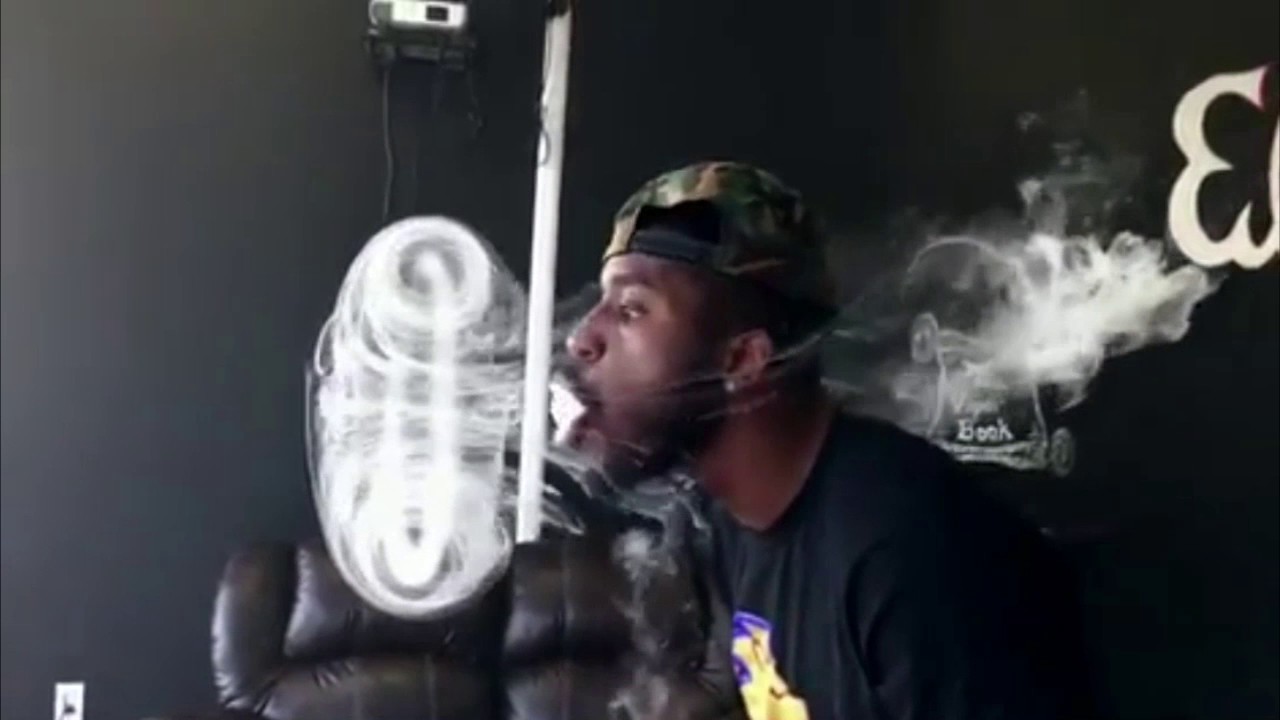 Méduse en rond de fumée impressionnante