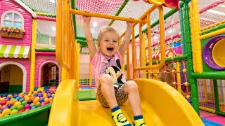 Download lagu Can Mom Catch Anna Maria? 😱 Cat & Mouse at the Ultimate Indoor Playground!
