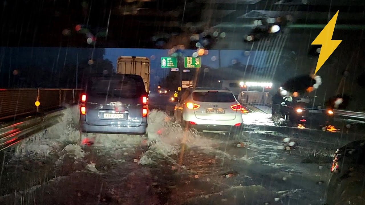 Экстремальные условия поездок на работу: сильный дождь, затопленные дороги и грозы.