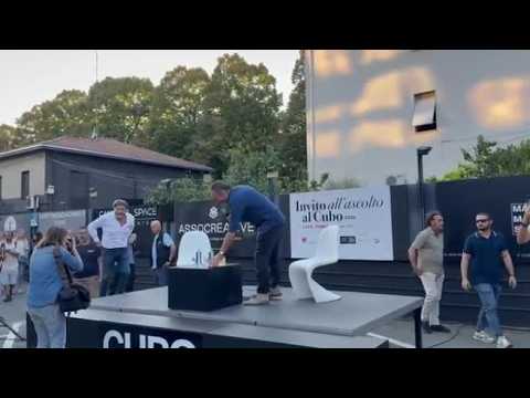Video Il lungo applauso e il pubblico in piedi: il video dell'arrivo di Ranucci a Parma sul palco di Lu...