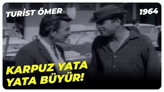 Turist Ömer - Ömer, Sokakta Para Dağıtıyor! |  Sadri Alışık Yeşilçam Komedi Filmi