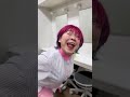 接着剤つけたのだーれー? Who put the glue on it?