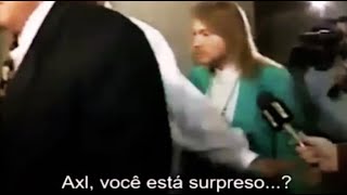 Axl Rose entrando no tribunal durante o julgamento contra o ex-baterista do Guns Steven Adler em 93