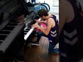 Gabriel sadoun le pianiste qui jouait sur un genoux 