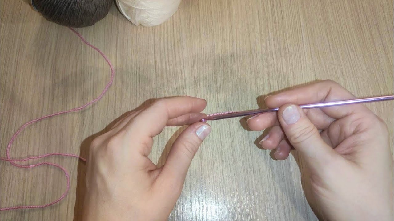 Сколько держатся нити. 2 Способа держать крючок для вязания. Видео урок из за нитью урок 3. Как правильно держать крючок фото. Как правильно держать в руке крючок для вязания.
