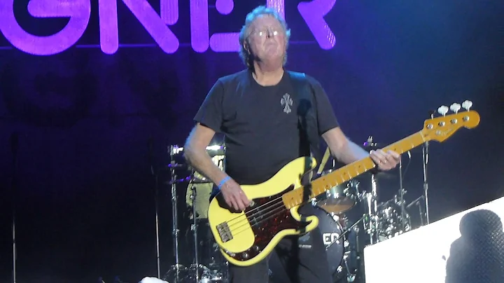 Dennis Elliott & Rick Wills join Foreigner onstage...