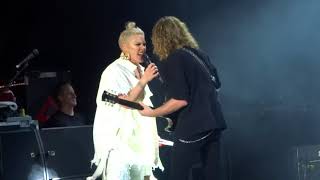 Pink - Funhouse\/Just A Girl - LIVE @ Pro7 in concert in Berlin 09.12.2017