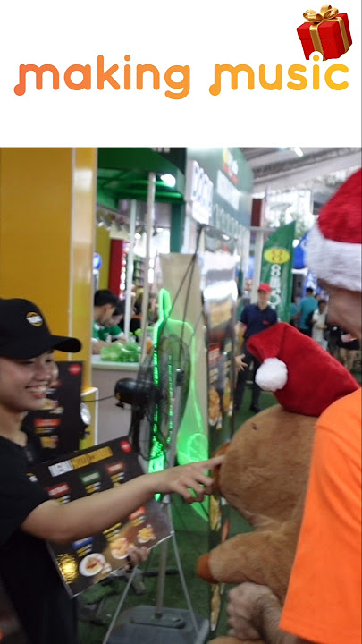 Making Music visits a Christmas Market in Ho Chi Minh City! | Making Music