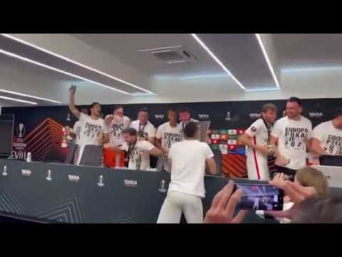 لاعبي فرانكفورت يقتحمون المؤتمر الصحفي على مدرب الفريق ويرقصون ويغنون في مشهد رائع جدا