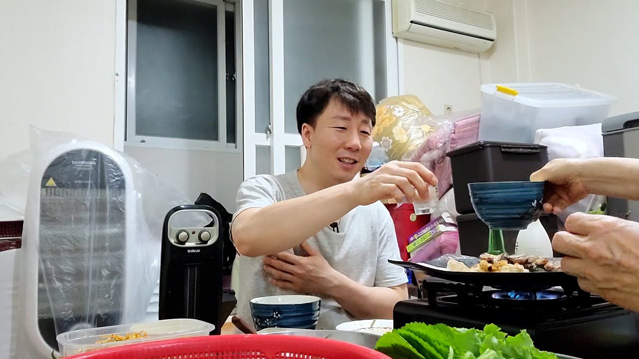 퇴근 후 엄마랑 삼겹살에 막걸리 한잔하는 40대 막내 아들.(엄마도 엄마가 보고 싶습니다.)