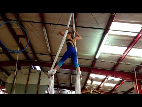 LEARNING CIRCUS BEGGINER AERIAL SILKS ROUTINE