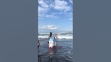Thumbnail of jennifer coppen saat dipantai lembeng bali larung abu papa dali