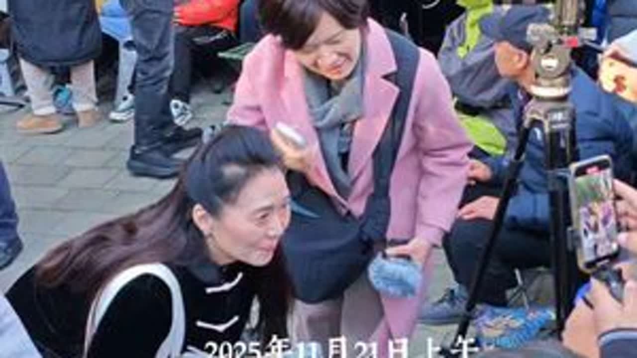 2025年11月21日上午，紫竹院公园待月轩西侧竹林小广场，孙楚泊公益演出第19场演出前，央视记者现场采访《百姓大舞台BXWT》,笛迷粉丝在静候孙楚泊老师的到来#孙楚泊 #公益演出 #场面壮观 ...