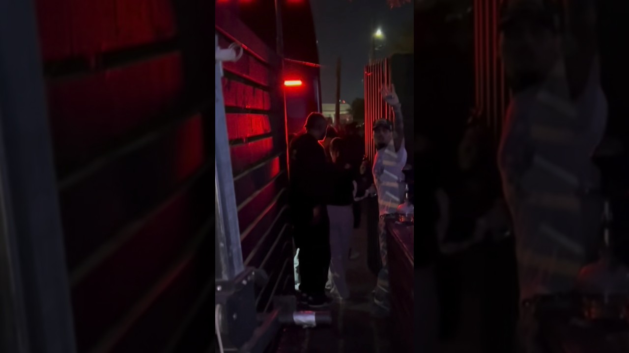 Ver Chris Brown’s Sweet Wave + Kiss = Fan Meltdown 😅 no YouTube Ver Chris Brown’s Sweet Wave + Kiss = Fan Meltdown 😅 no YouTube