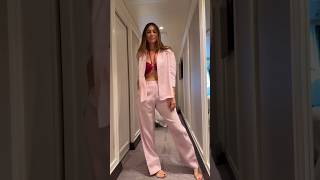 Estilo Verano Chic Total Look De Lino Rosa Con Bikini Y Sandalias