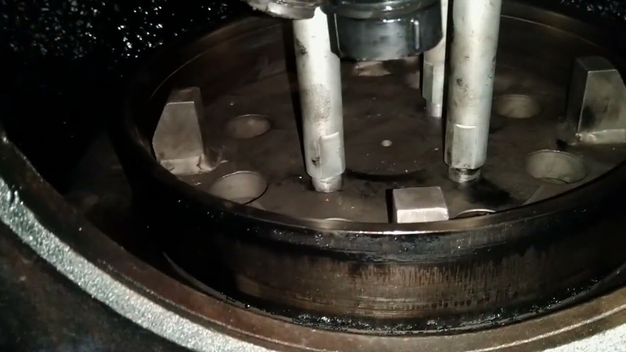 Demontaż wkładki bloku silnika EMD710.