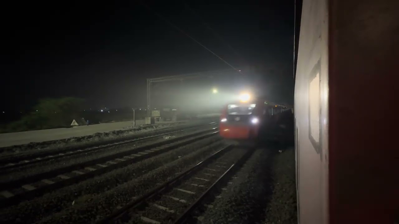 130KMPH 🤯 CSMT-Solapur Vande Bharat overtaking Karnataka Express