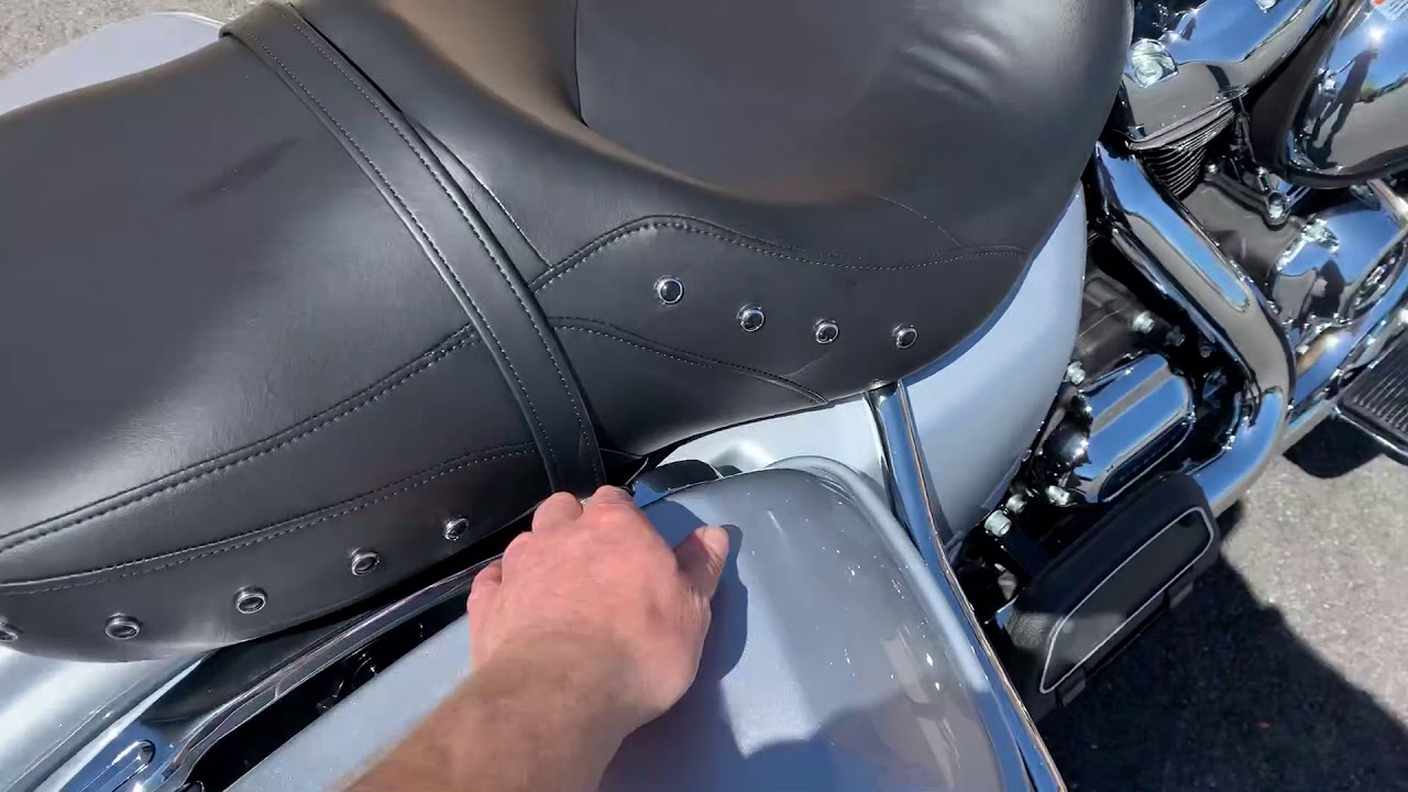 2019 Harley-Davidson Road King in Barracuda Silver
