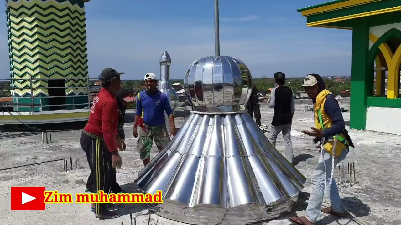 Menegangkan pemasangan makara masjid Al hidayah di ketinggian 30 m.di atas kuba.