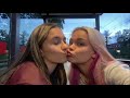 Lesbianas Jovenes Besandose En Un Bar 