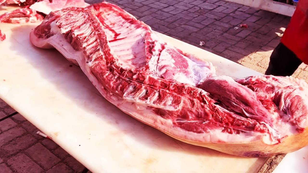 老孟忙到不可開交！豬肉熱賣如搶免費貨，購買潮停不下來！【立福128】#立福128 #一扇豬肉 #pig #streetfood