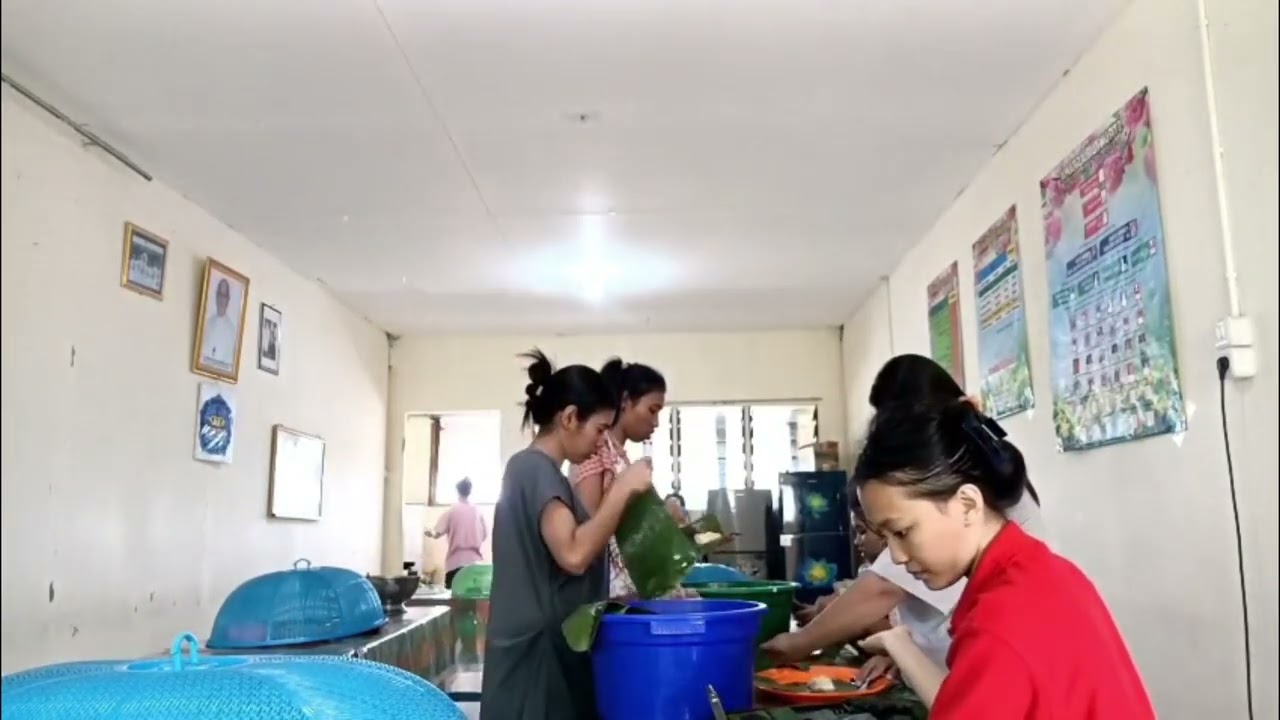 Kegitan anak asrama waktu libur - Membuat Snack dari singkong parut 