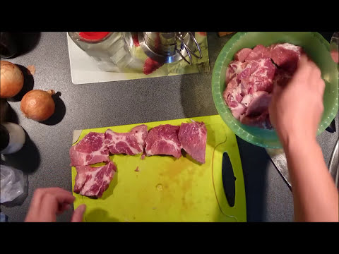 Видео рецепт Свиная шея, запеченная на луке