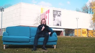 Dr. Uwe Neumann, Leiter Kunsthalle Rostock, auf dem blauen Sofa