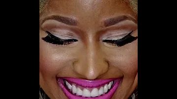 Nicki Minaj / Opens eyes when Superbass starts playing