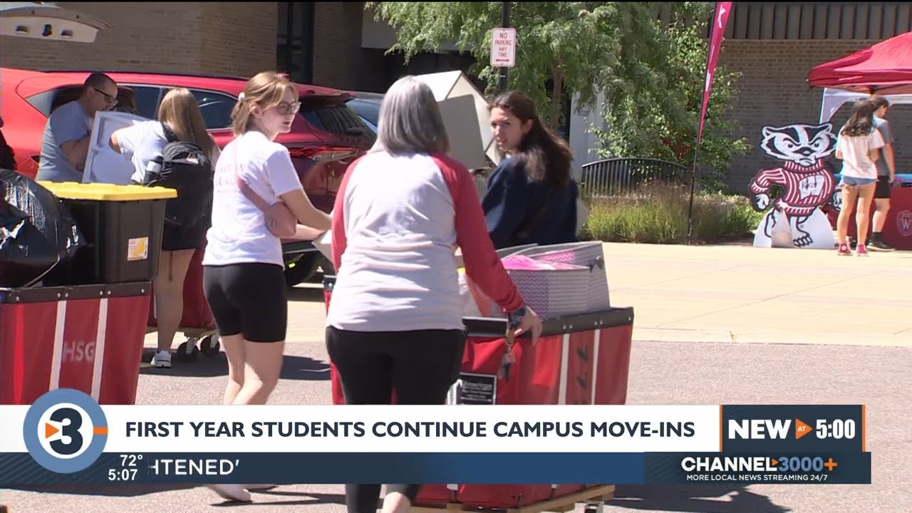 UW students moving into campus residence halls