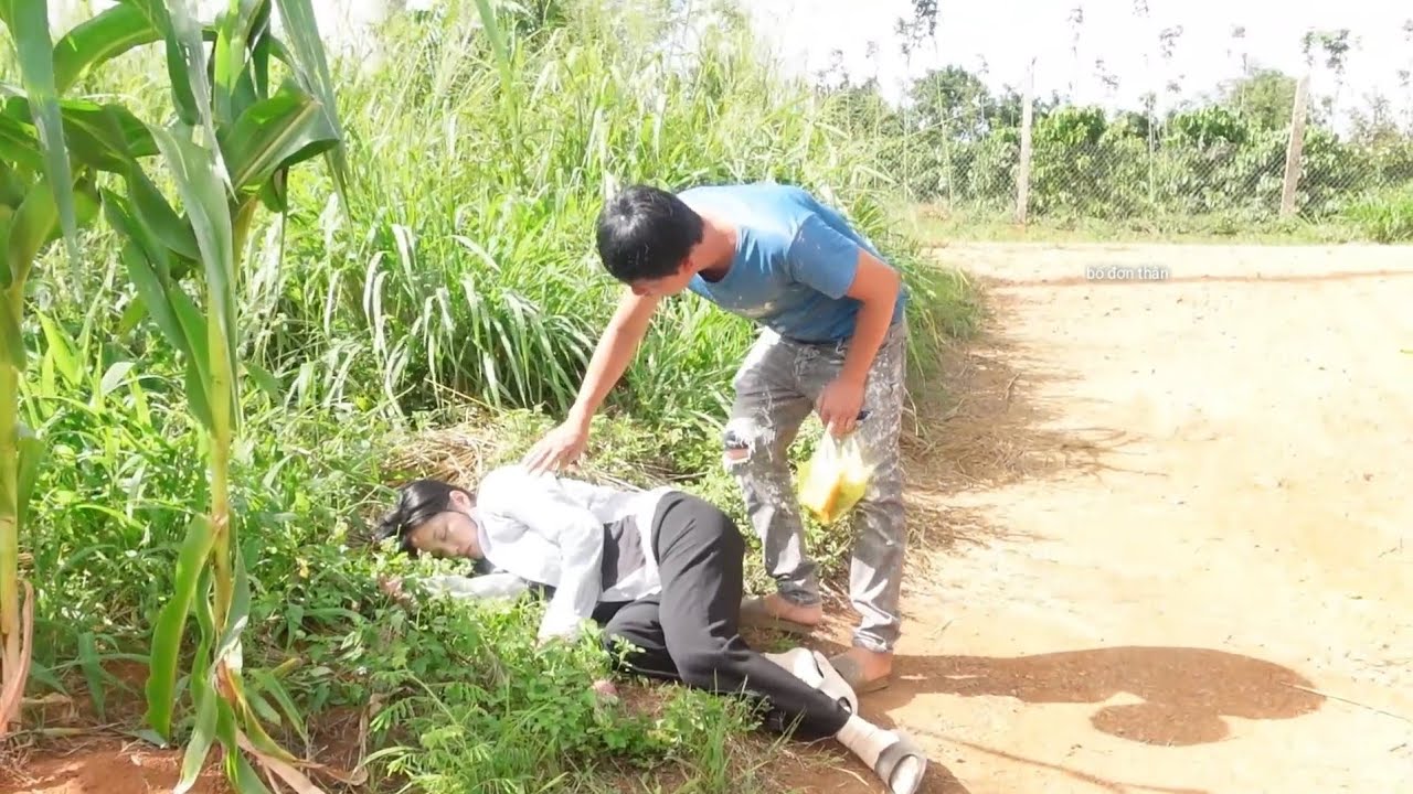 Man was walking when he saw a girl fainted by the roadside; he kindly ...