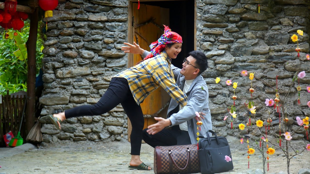 Linda Overwhelmed with Joy When Quang Suddenly Returns