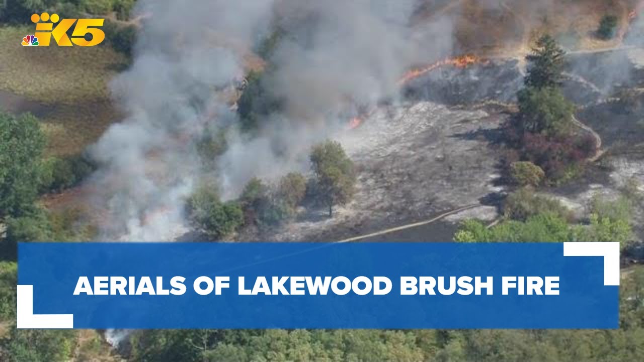 Brush fire threatens homes in Lakewood - YouTube