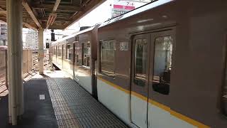 シリーズ21系が、尼崎駅を発車。