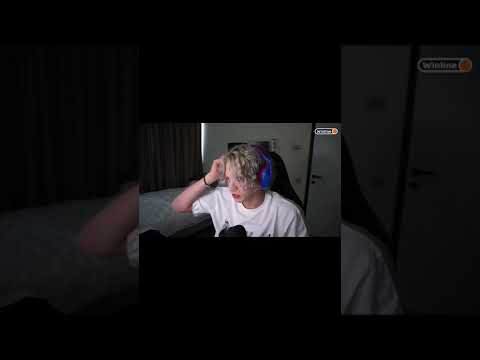 Парадеевич чинит наушники